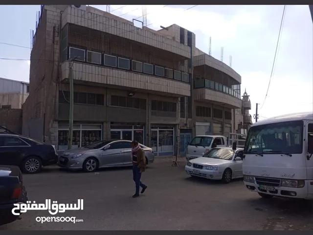 للبيع مجمع تجاري مكون من ستة أبواب مع سدد وشقتين سكنيات فوق المحلات وقبو واسع طابقين مع امكانية التع