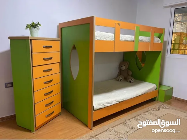 تخت اطفال طابقي تفصيل خشب لاتيه ملبس فورمايكا مع حرف زان