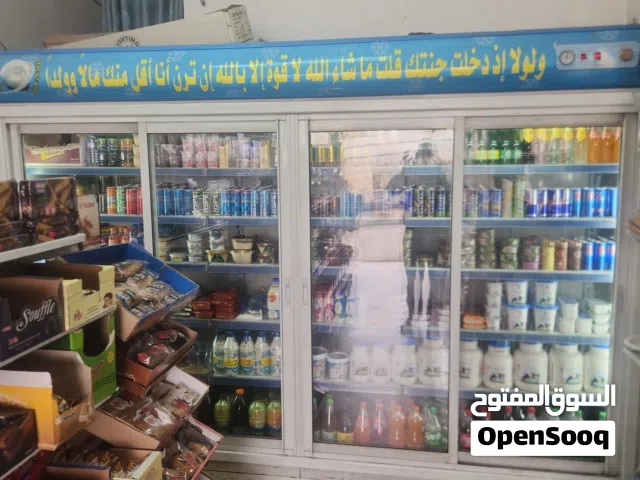 ثلاجه محل 4 أبواب مع كميه رفوف تصلح لبقاله او ميني ماركت