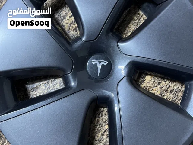 أربع طاسات تيسلا مودل 3 وكالة حبة بلادهم من امريكا اول فكة من هاي السيارة الطاسات مابدهم ولا اشي