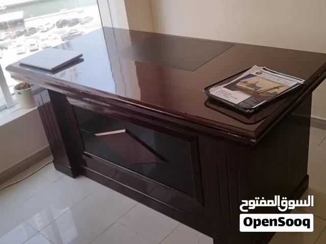 - عدد 2 مكتب مستعمل بحالة جيدة جدا جدا للبيع لعدم الاستخدام - عدد 2 كرسي، أحدهما متحرك و الأخر ثابت.