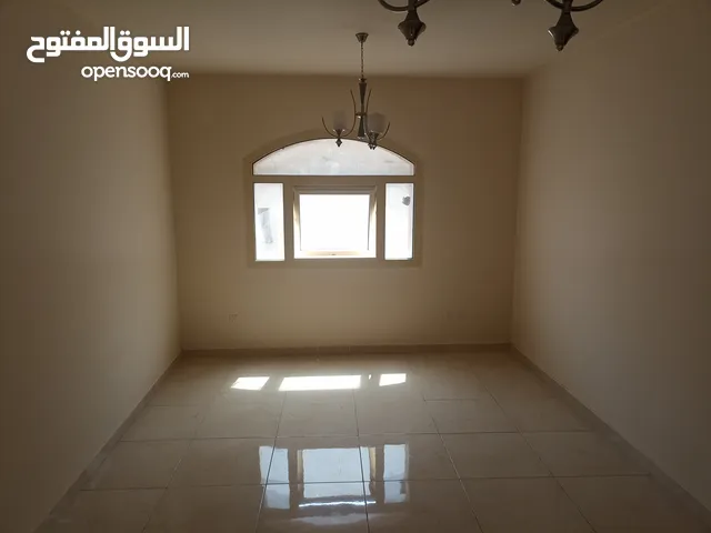 متاح شقة غرفتين وصالة كبيرة في الشارقة المجاز 2 مع باركن فري قريبه من جميع الخدمات
