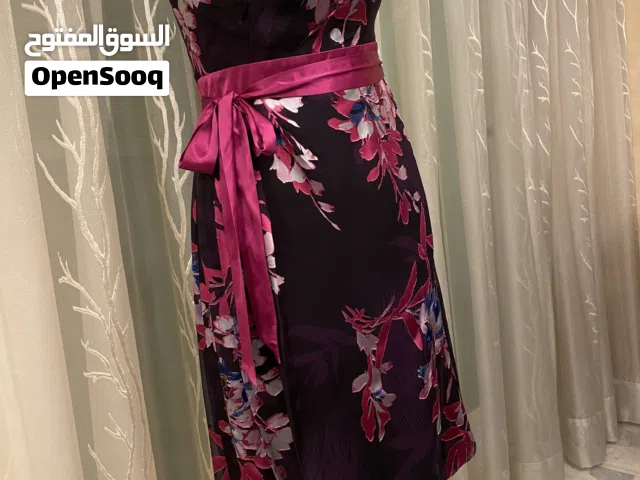 فستان بنفسجي وفوشي مورّد مع belt ساتان من MONSOON