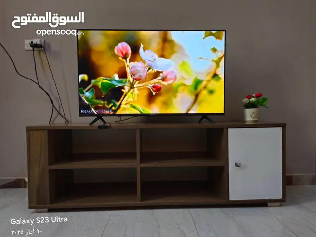 شاشة هاينسن قياس 43 مع طاولة بحالة ممتازه