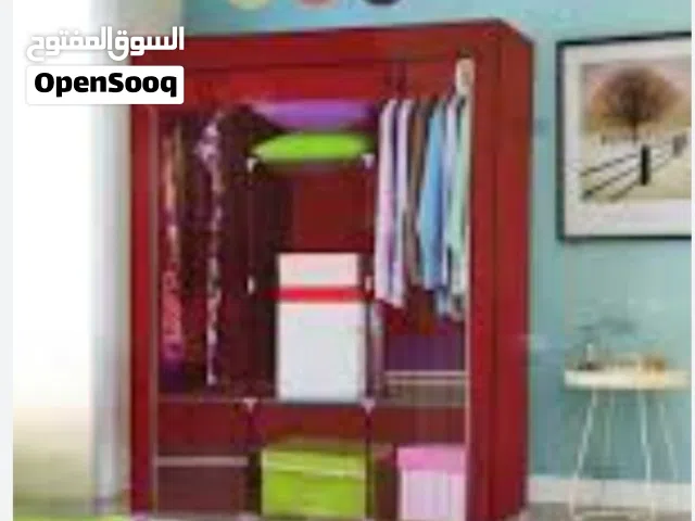 خزانة ملابس مصنوعة من القماش فيها 3 خانات لتنظيم الاغراض و استغلال المساحات