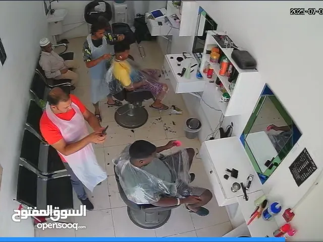 للبيع صالون حلاقه رجالي في سوق واقف مدينه حمد الايجار 110 للبيع بسعر 2500 المحل شغال من السجل التجار