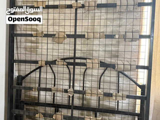 سرير كبيره مع مرتبه كبيره استعمال شهر