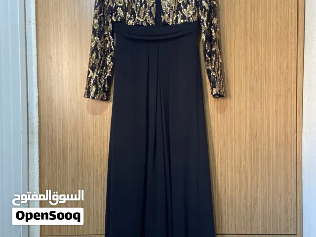 فستان اسود وذهبي للسهرة