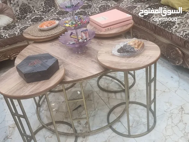 طاولة مدورة مع 4 طرابيزات ممتازة
