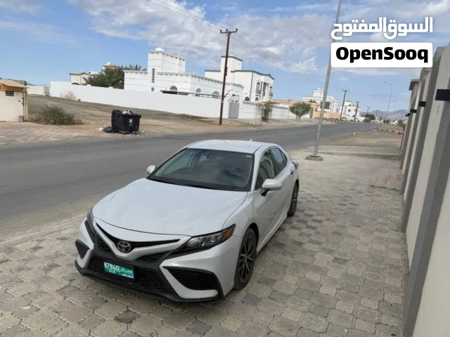 للبيع تويوتا كامري 2022 SE بلون مميز وقمة في النظافة