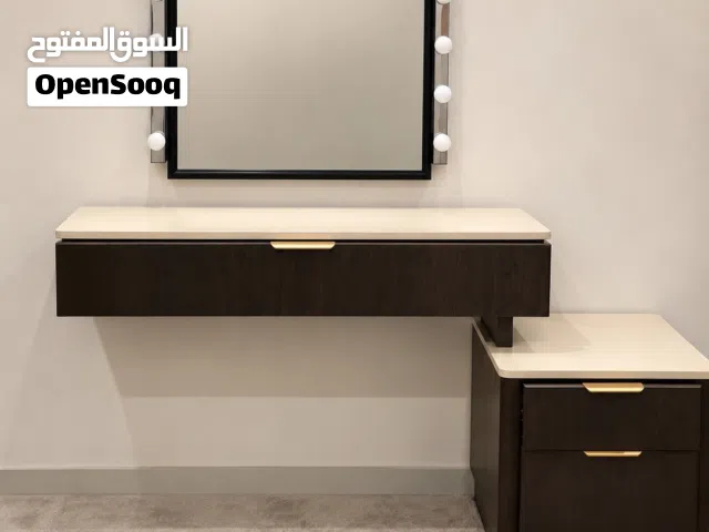 للبيع طاولة تسريحة مع المراية والإضاءة