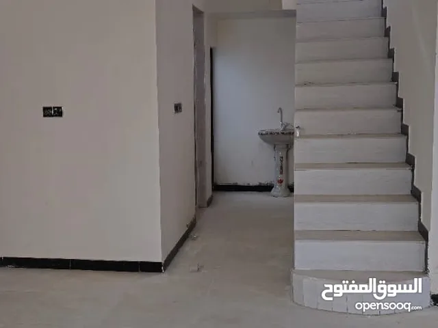يوجد كادر مختص لتنضيف الدور والمباني تنضيف وإخراج الانقاض