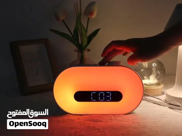 هذا الجهاز هو APUZOM BL10، وهو عبارة عن ساعة منبه ذكية ومصباح إضاءة ليلي لمحاكاة الشروق.