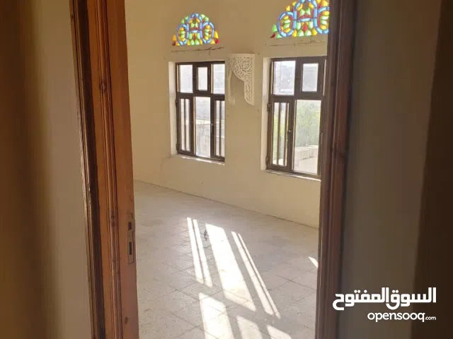 شقة للايجار دور رابع ثلاث غرف وحمامين ومطبخ