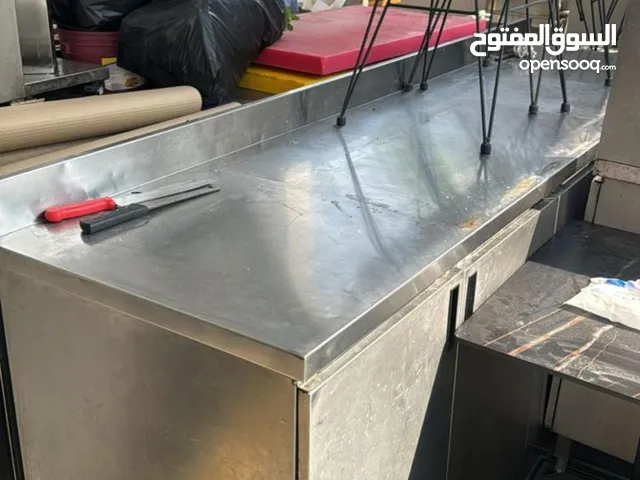ثلاجات لحوم وعرض 3 أمتار الحاله حيد جدا /48/20/20/3 مع فرن مناقيش وطاولات ستانلس