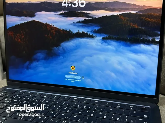 MacBook Air M2 256GB SSD 16GB RAM نظيف جداً شبه جديد مع جميع الملحقات الاصلية