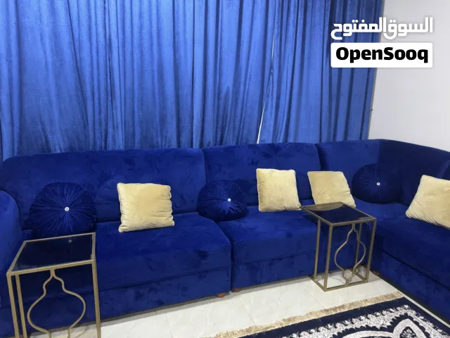 كراسي لمجلس مع الستارة