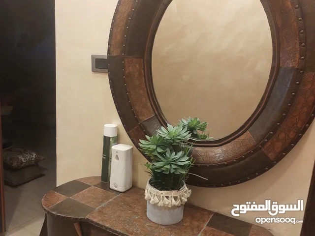 اثاث مدخل للبيت مكون من طاولة ومراي