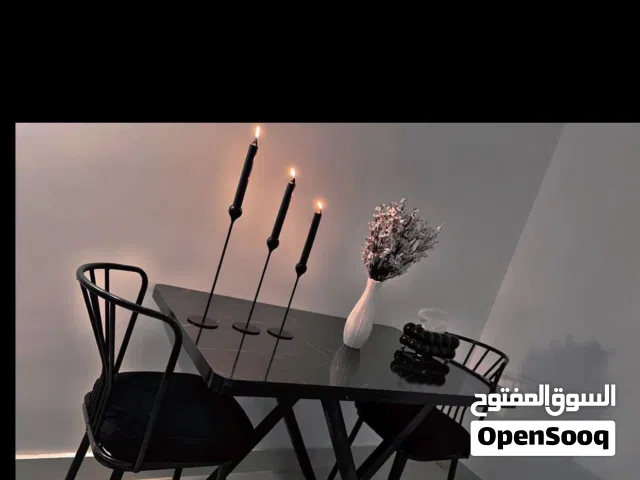 ميز طعام نظيف استخدام قليل جدا