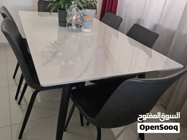 طاولة طعام و خزانة تلفزيون