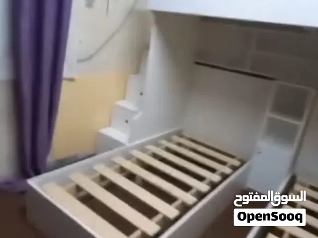 غرفة نوم مكونه من 3 تخوت وديكور من طابقين مع درج واربع جوارير