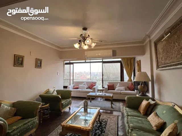 شقة مفروشة في مدينة نصر تطل مباشرة على الحديقة الدوليه للإيجار اليومي و الاسبوعي إيجار من المالك