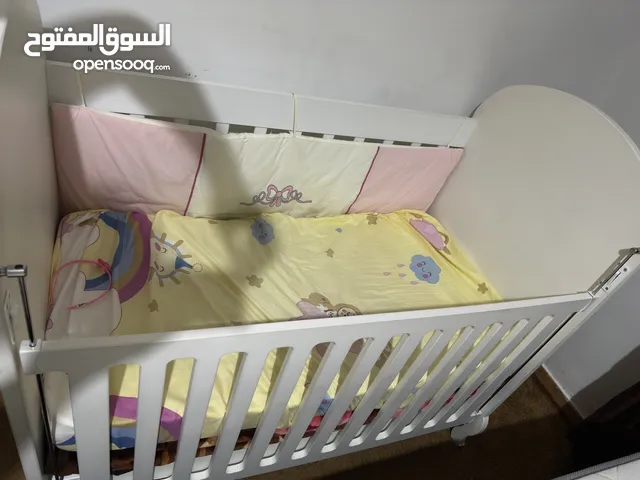 سرير أطفال خشب ثقيل ومتين بحالة ممتازة للبيع