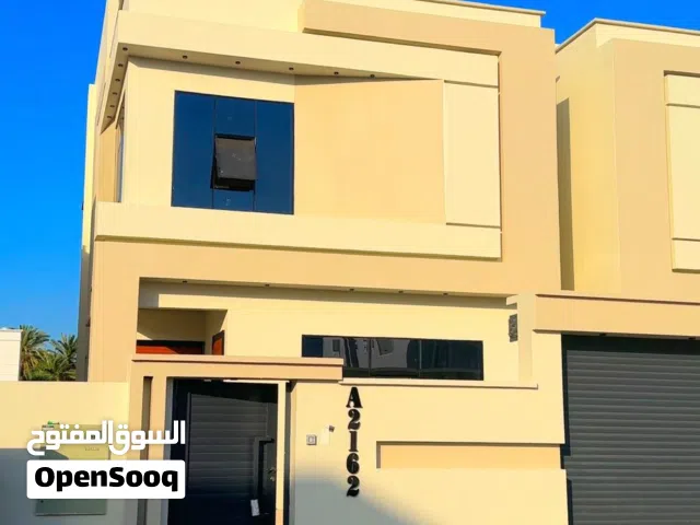 فيلا راقية للبيع في مرتفعات العامرات الاولى البناء فخم و بتصميم راقي وبديكورات عالية الجودة