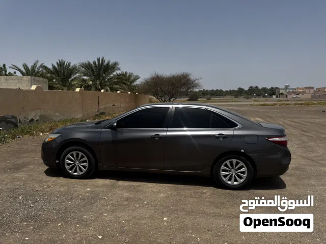 تويوتا كامري 2015 موديل رمادي للبيع، صالون سيدان، حالة جيدة، تأمين شامل
