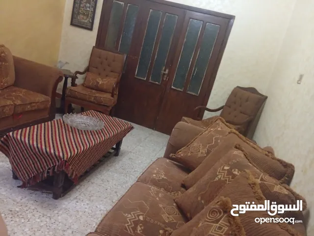 طقم كنب بحاله جيده جدا للبيع المستعجل بسعر 50 دينار