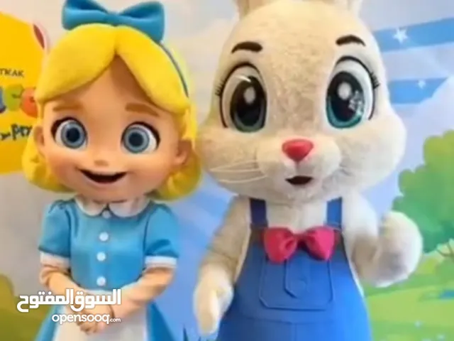 نفّذنا طلب عميلتنا بتفصيل شخصيتين محبوبتين مستوحاة من مسلسل كرتوني قديم بأسلوب أليس في بلاد العجائب