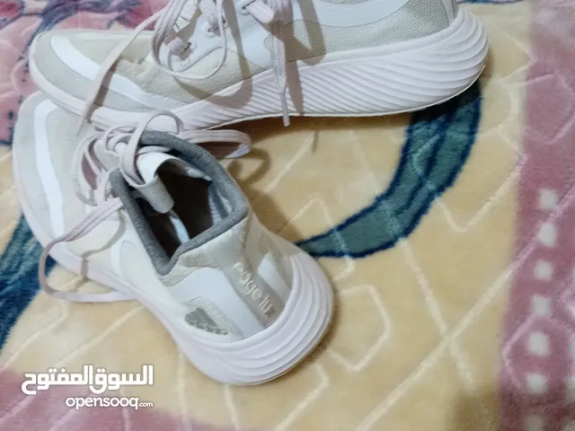 حذاء رياضي adidas استعمال واحد فقط.