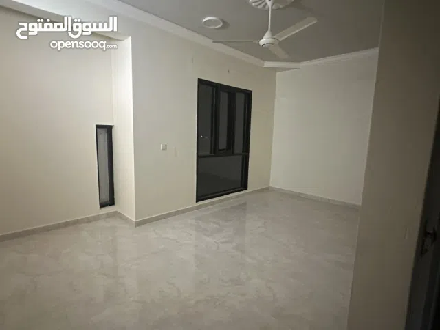 شقه كبيره بمساحه جميله