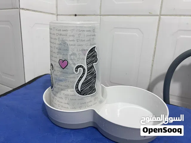 ليتر بوكس وسقاية ماء ومعلف و دراي فود ورمل للقطط ومقص اظافر