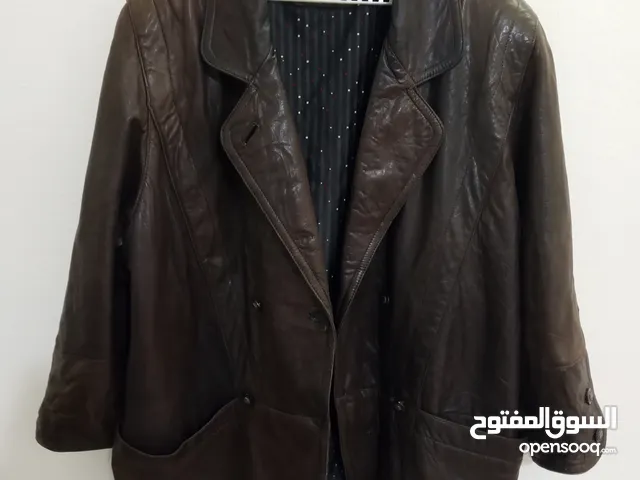جاكيت للسيدات من الجلد الطبيعي الاصلي 100% مستعمل بحالة ممتازة. نمرة 44 يلبس مقاس XL . لون بني
