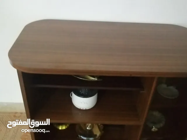 طاولة تلفزيون مستعمل للبيع الجاردنز بسعر مغري