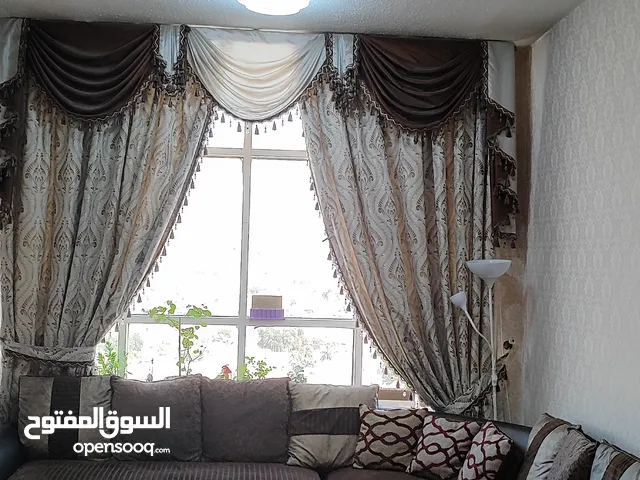طقم جلوس ل 11 شخص بحالة جيدة جداً مع ستائر وطاولة