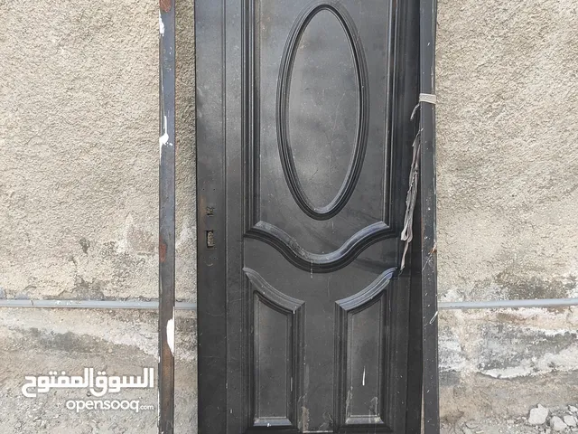 باب حديد للبيع  يصلح للاستخدام الداخلي والخارجي ...طلاء جديد بحاجه فقط ل غال