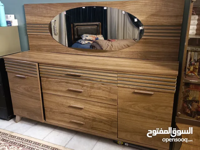 اثاث غرفة طعام تحتوي على مرآة و4 درجات و2 باب، توضع في غرفة الطعام، حجمها، 190cm العرض. والعمق 50cm