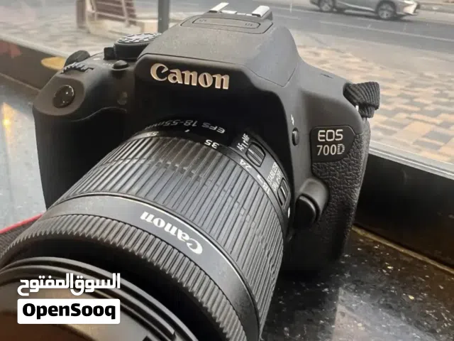 كاميرا كانون canon 700D نظيفة جدا بملحقاتها للبيع