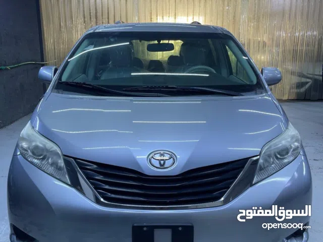 Toyota Sienna 2013 Auto Doors,and 8 seats No Accident, Original Paint