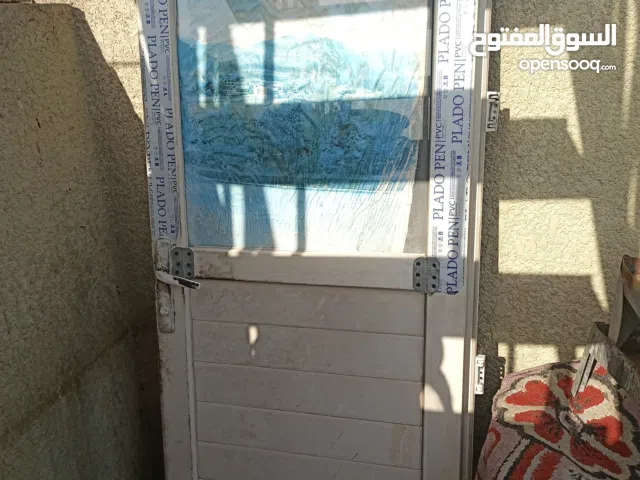 باب بلاستك ابو المرايا  نضيف  يصلح للحمامات والمطابخ وغرف السندويشات