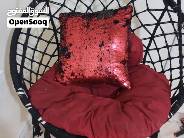 وسرير بيبي لون أخضر ومرجوحه لون خمري وموكيت مورده وعرباي بيبي