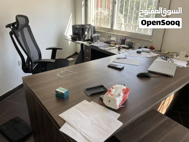 اثاث شركة مستعمل كامل للبيع مكاتب و كراسي و خزائن مستعمل بحاله ممتازة من جورسال
