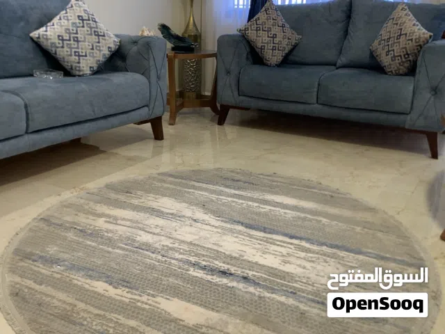 سجادة دائرية لون ازرق وأبيض بحالة جيدة جداً