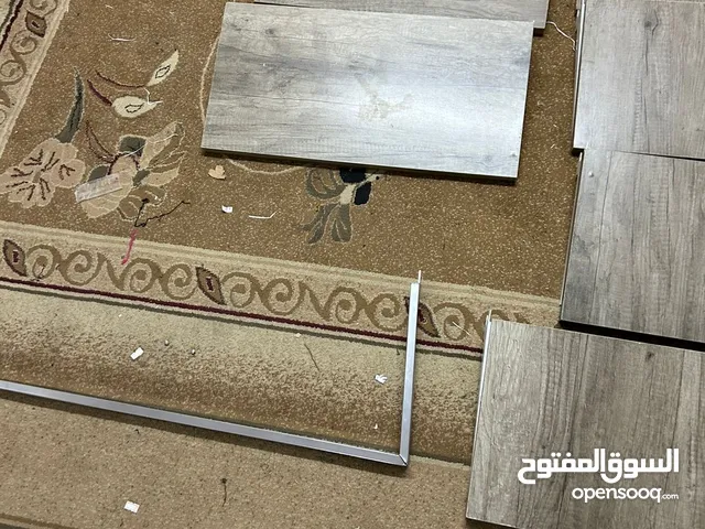رفوف خشب ستاندات وتعاليق محل اواعي كميه وبنص السعر المعني يتواصل