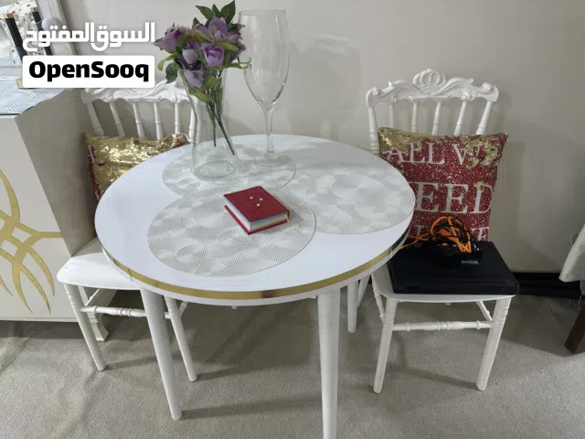 ميز طاوله مع 2 كراسي للبيع  استخدام قليل مابي اي كسر ولا شخط  كراسي