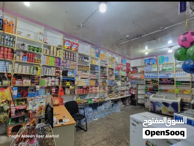 بقاله ثلاث فتحات ركنيه في وسط جوله ومدخل حارات