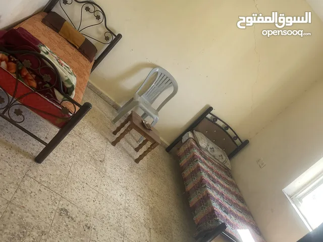 غرفة للإيجار تتسع لشخصين مفروشة جزئيا درج بدون أصانصيل في أم الشرايط