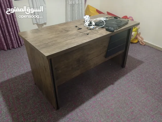 طاولة مكتب وكرسي مكتب مع عجلات بحالة جيدة السعر 50 دينار عمان الهاشمي الشمالي